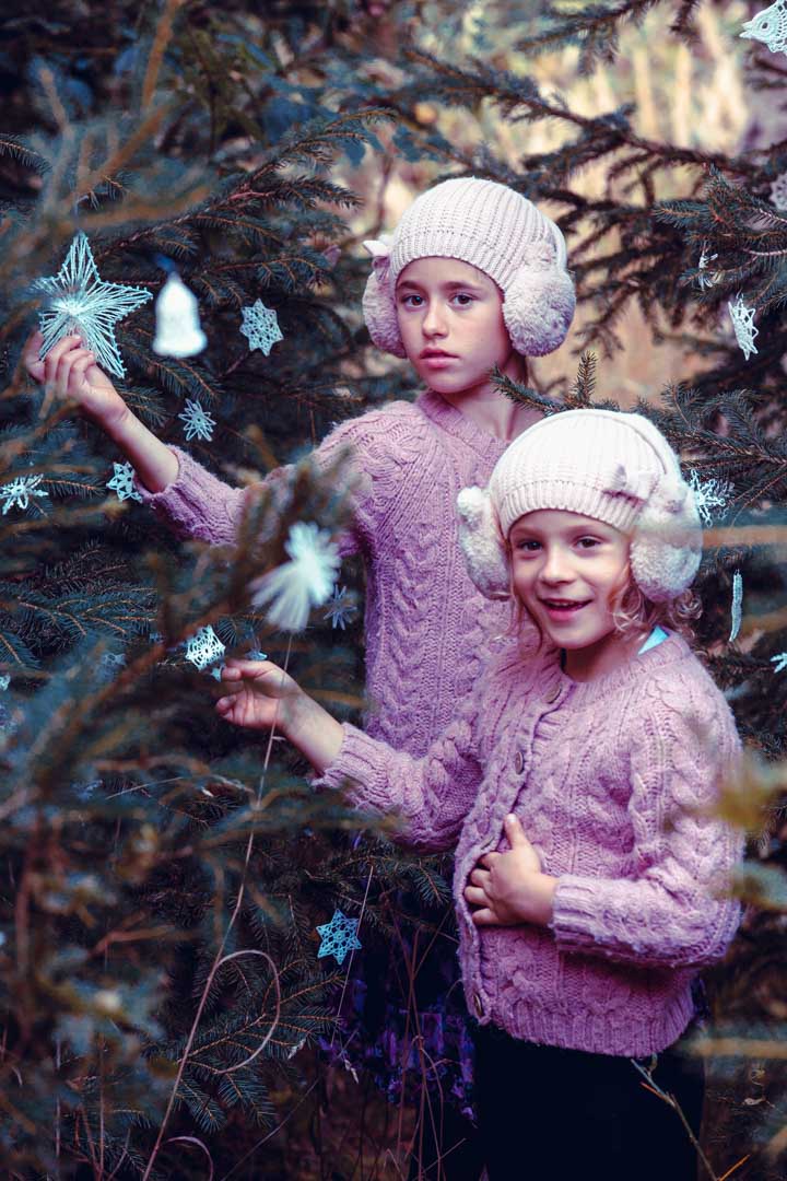 dvě holčičky při vánočním focení v ozdobeném lese