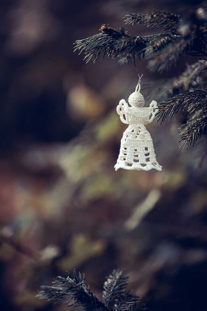 bílý háčkovaný vánoční anděl na stromě