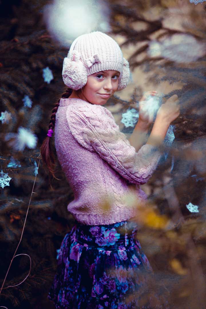 Dítě s hvězdou při vánočním focení venku v lese