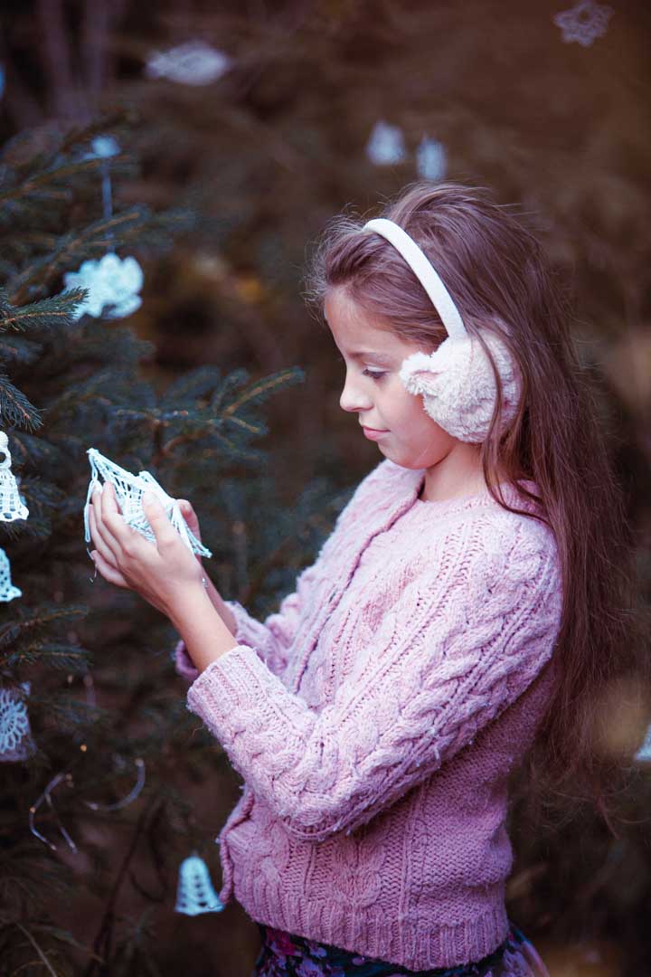 holčička při vánočním focení s vánoční bílou hvězdou v lese