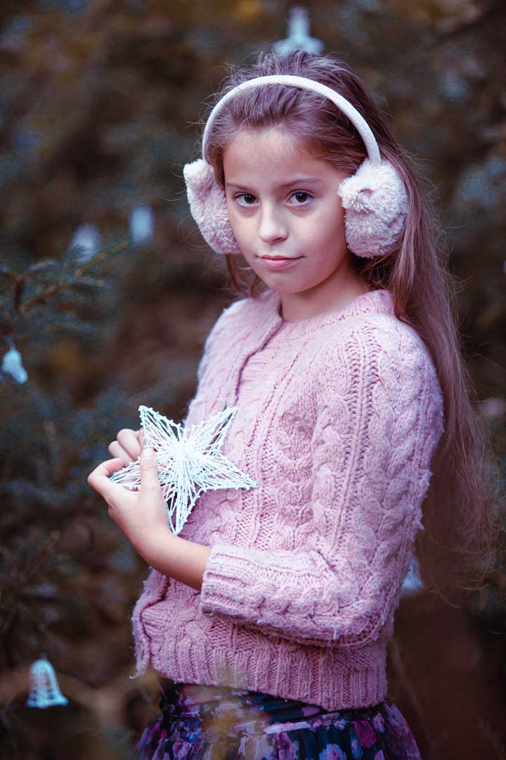 Holčička s bílou hvězdou při vánočním focení v lese