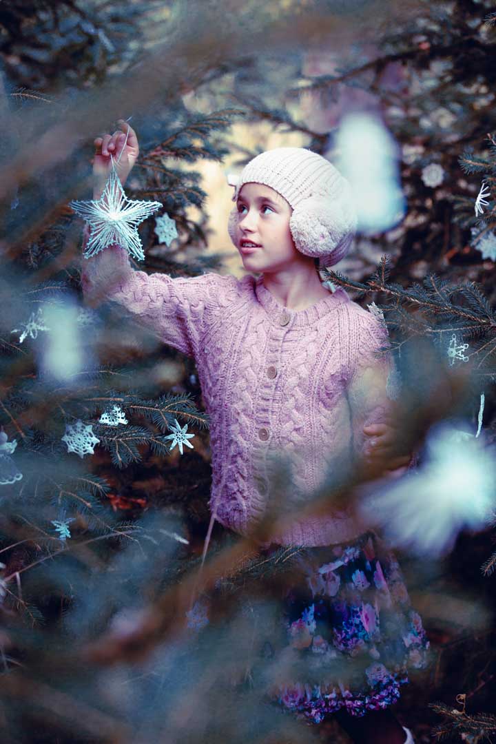 holčička v lese s hvězdou při vánočním focení