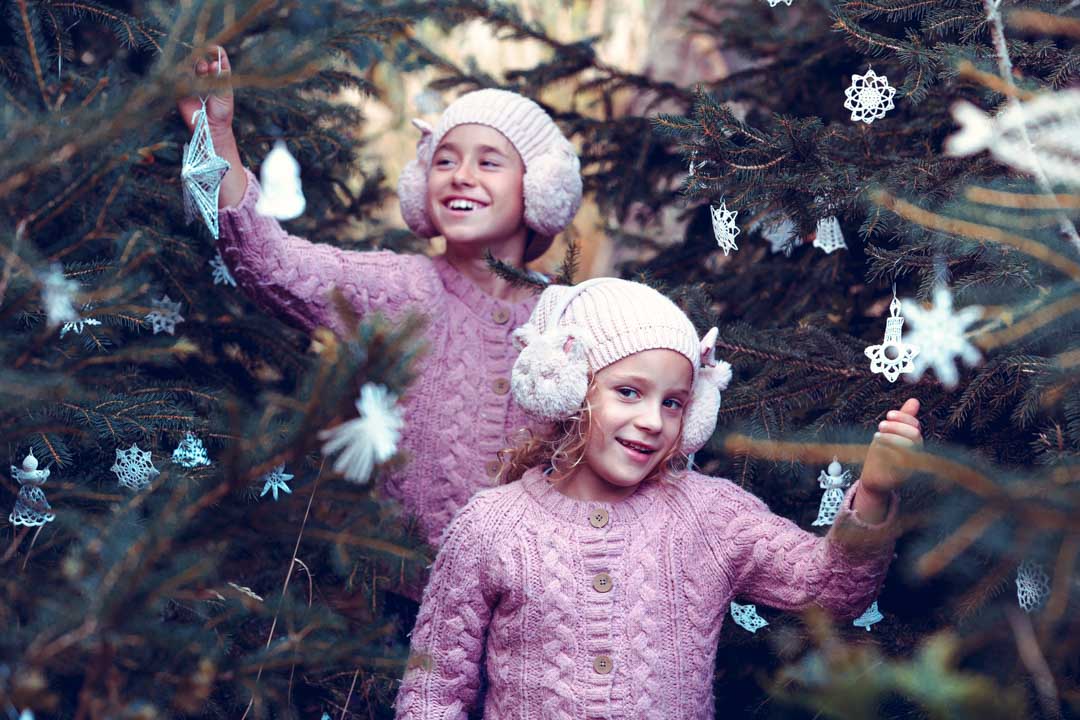 Dvě holčičky při vánočním focení v ozdobeném lese