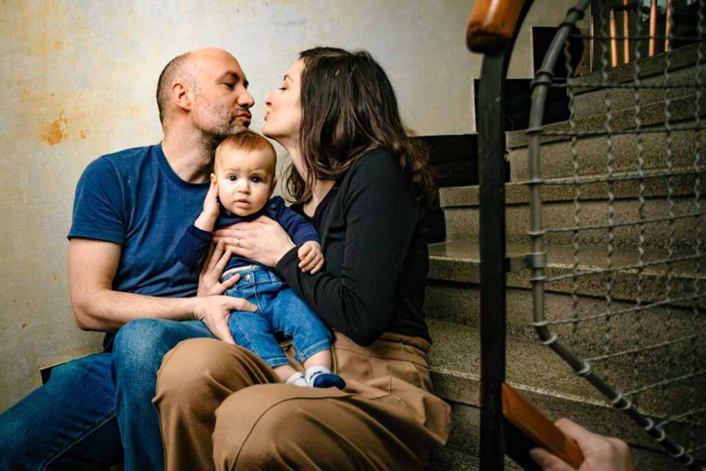 Rodinné focení s miminkem doma na schodech od fotografky v Brně