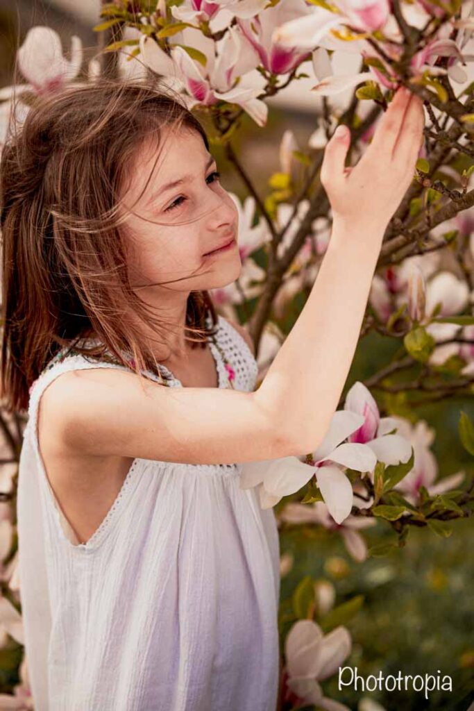 Jarní rodinné focení dítěte s rozkvetlou magnolií