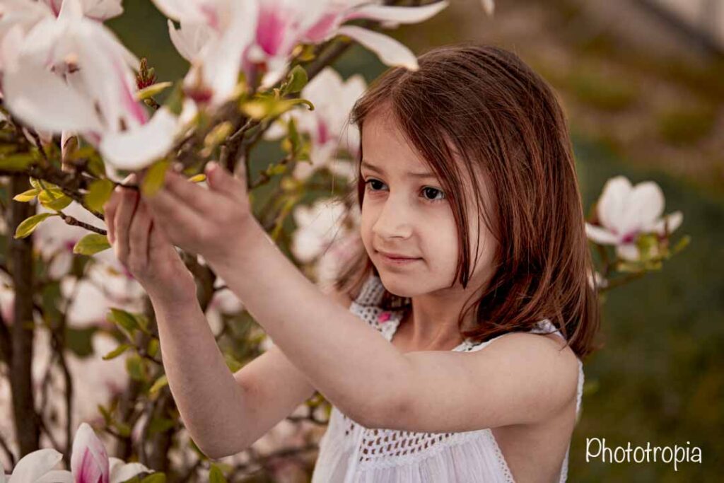 Jarní focení dětí s rozkvetlou magnolií