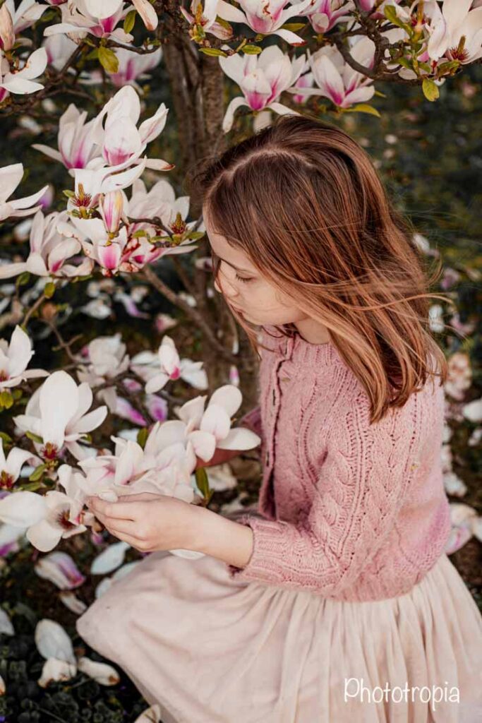 Jarní rodinné focení holčičky s magnolií