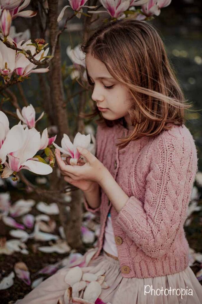 Jarní focení holčičky s rozkvetlou magnolií