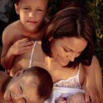 Rodinné focení doma s miminkem a maminkou a dětmi okolo u fotografky Brno