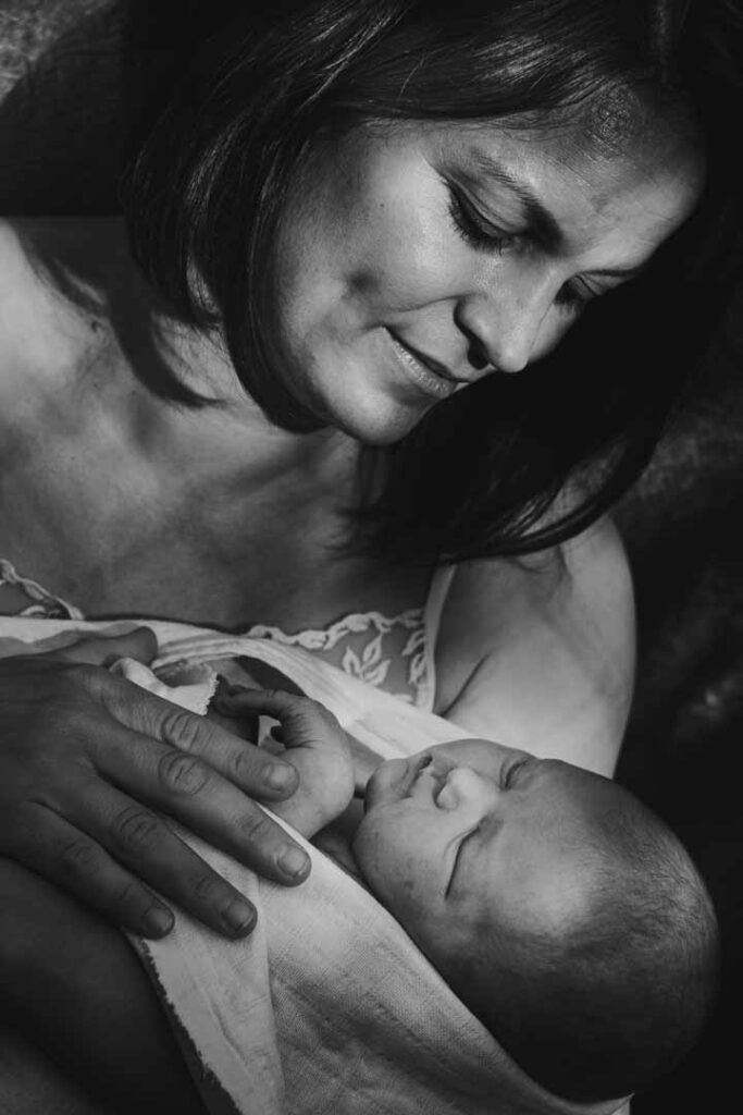 Rodinné focení miminka s maminkou doma na zahradě, novorozenecké od fotografky, Brno
