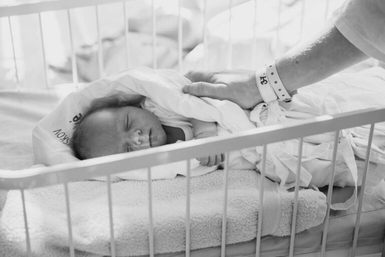 Miminko v postýlce v porodnici