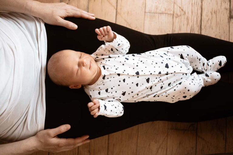 Miminko na nohách maminky