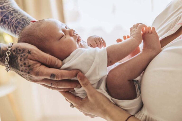 Newborn focení doma v náručí rodičů v Brně