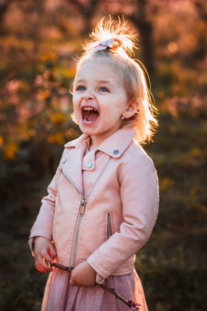 holčička v broskvovém sadu