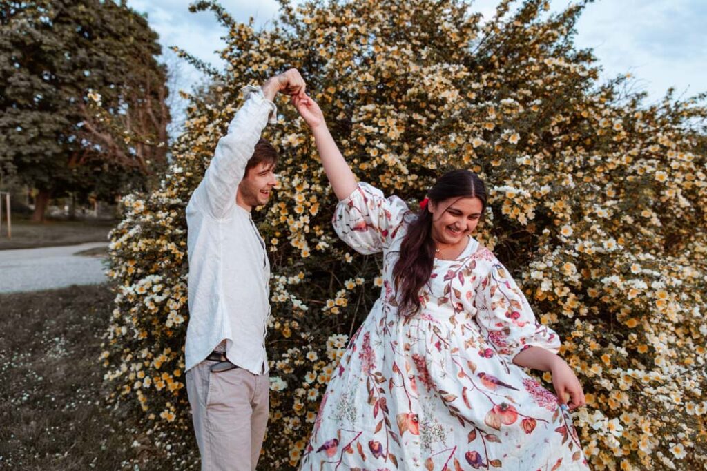 focení páru s keřem žluté růže