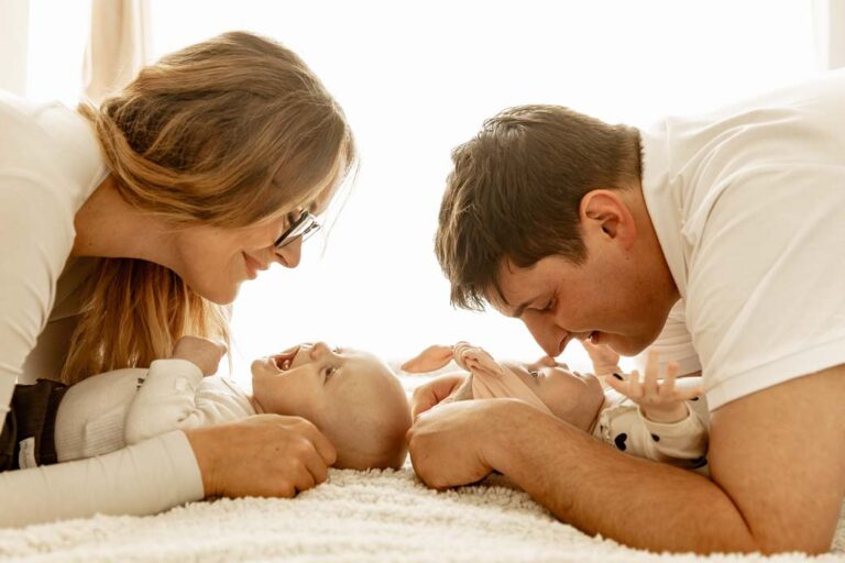 Miminka dvojčata s rodiči