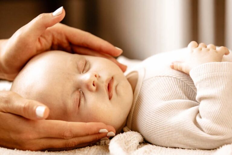 Miminko s rukama rodiče kolem hlavy