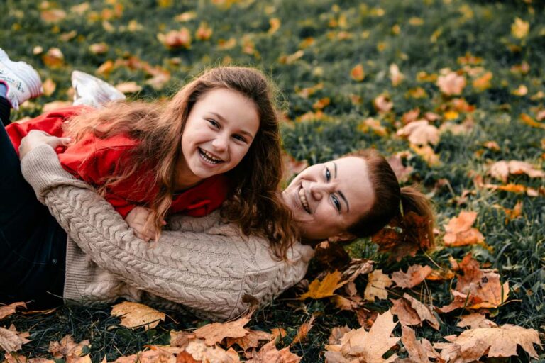 Rodinné focení mámy a dcery na podzim