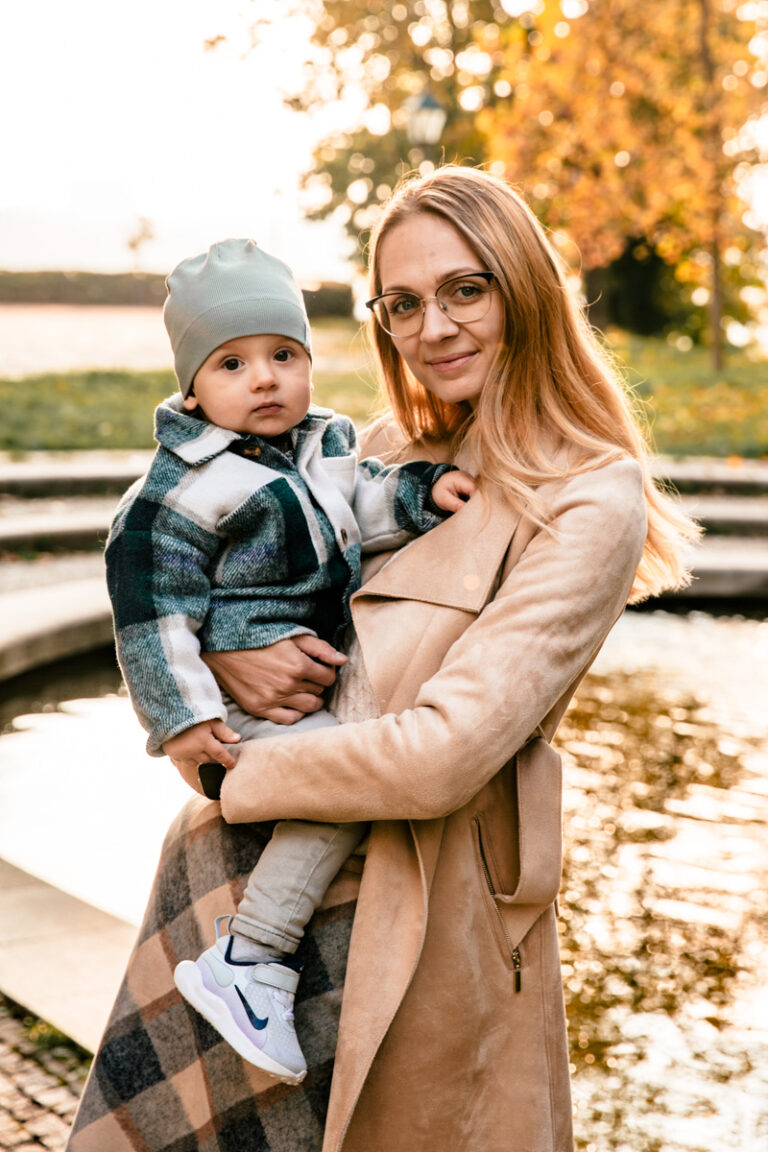 Máma s batoletem na podzim