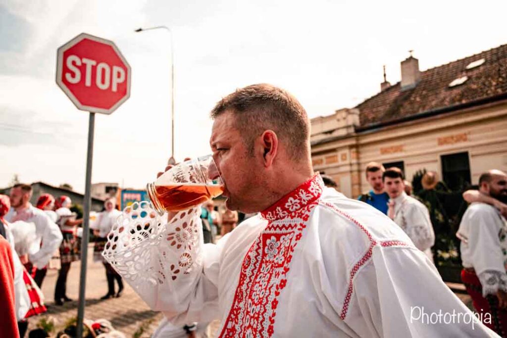 Focení hodů Brno -Jundrov, muž s pivem