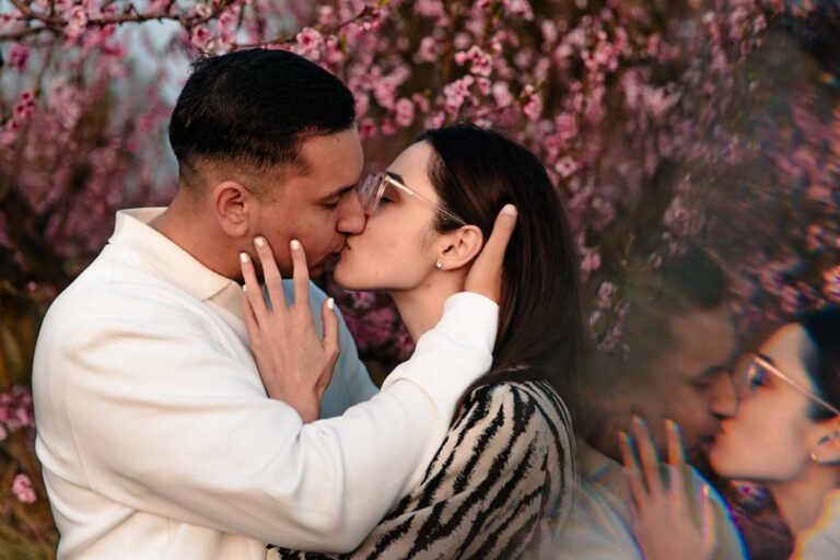 Líbající se pár v sadu