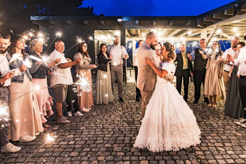 Prskavkový tanec od svatebního fotografa