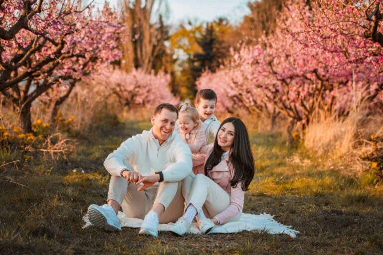 jarní rodinné focení v broskvovém sadu