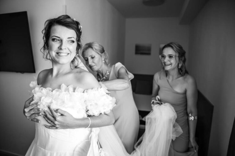 oblékání nevěsty