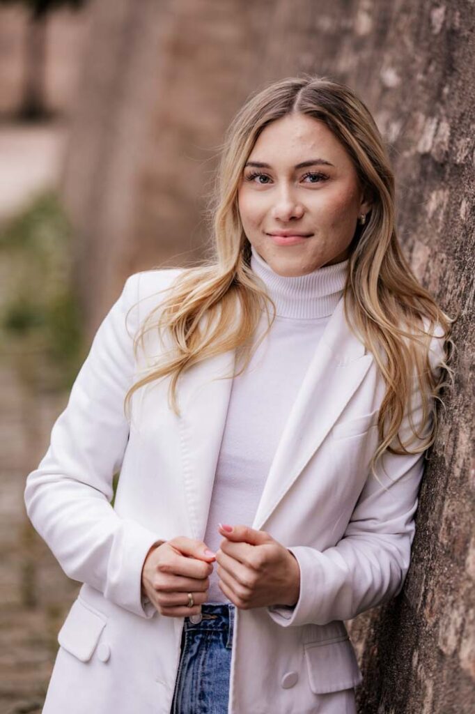 Nevyretušovaná pleť u portrétu ženy