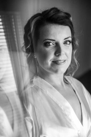 Nevěsta s odrazem okna